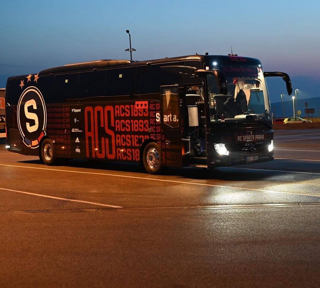 ? Sparťanský autobus už je u Prešova a blíží se k slovensko-ukrajinským hranicím, kde vyzvedne 43 lidí. Jedná se o malé fotbalisty klubu @fcminaj_junior a jejich rodinné příslušníky. Klub hráčům zajistí pravidelné tréninky i školní docházku. #acsparta